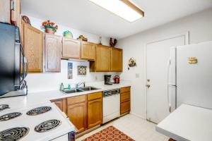 Lakefront McCall Retreat with Sunroom & Tub