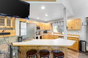 McCall Home Pool Hot Tub & Gym Access