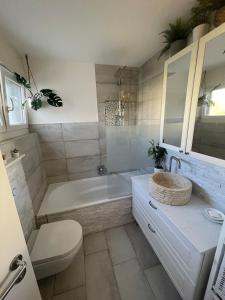 Luxury Gold Coast 5rms Apt- Garden & lake view!