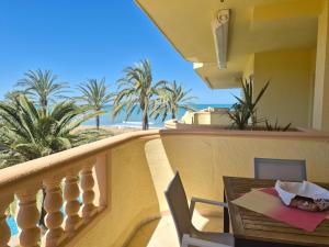 Estupendo apartamento en primera línea de playa y con vistas al mar