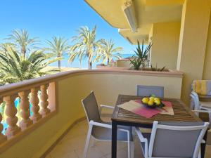 Estupendo apartamento en primera línea de playa y con vistas al mar