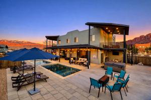 Moab Desert Hideaway 6-Bedroom Luxury Estate with Year-Round Pool & 2 Hot Tubs