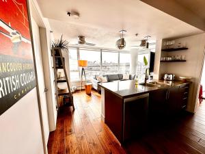 2BR Luxury Condo with pool in Vancouver - next to Rogers Arena and 3 minute walk to BC Place - the official FIFA venue
