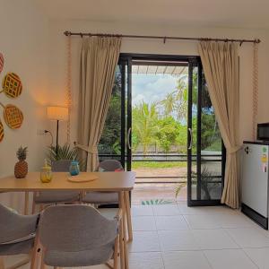 Tropical Cozy Home Beautiful Central 2BR with Fast WiFi