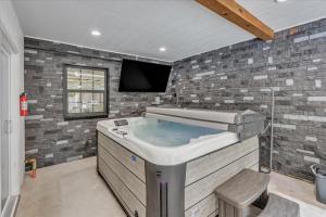 Norman Luxe Retreat Pool & Hot Tub