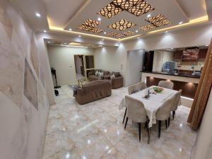 شقة 145م عالبحر مباشرا سيدى بشر 5طابا