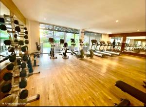 Beautiful condo 2bed, 3bath, pools and city views!