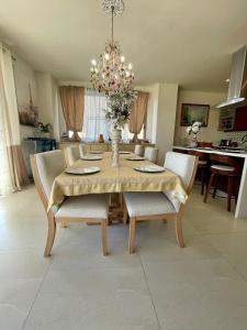 Beautiful condo 2bed, 3bath, pools and city views!