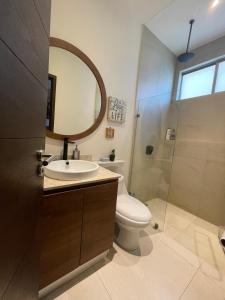 Beautiful condo 2bed, 3bath, pools and city views!