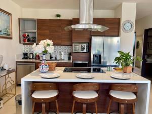 Beautiful condo 2bed, 3bath, pools and city views!