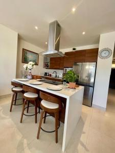 Beautiful condo 2bed, 3bath, pools and city views!