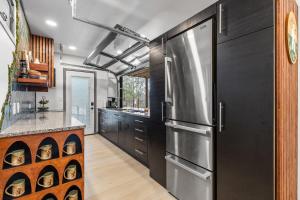 Base Camper Inn - Epic RRG Stay, Rooftop deck, Slide, Hot Tub