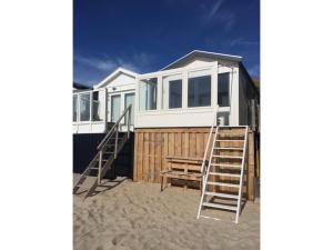 Cozy Beachfront Retreat with Scenic Terrace