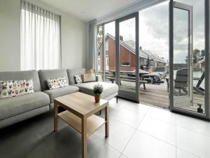 Lakefront Uitgeest Apartment for 6