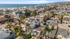 Ormond Court Unit 2 by AvantStay Walk to Sand • Shared Patio BBQ Beachside Retreat