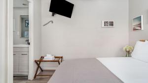 Ormond Court Unit 2 by AvantStay Walk to Sand • Shared Patio BBQ Beachside Retreat