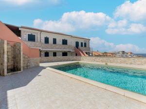 Pool, air conditioning, parking img3