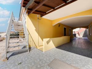 Pool, air conditioning, parking