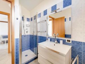 Pool, air conditioning, parking img9