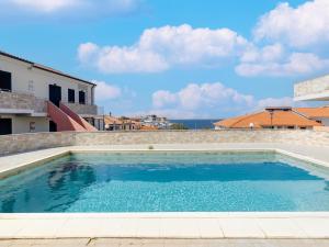 Pool, air conditioning, parking img10