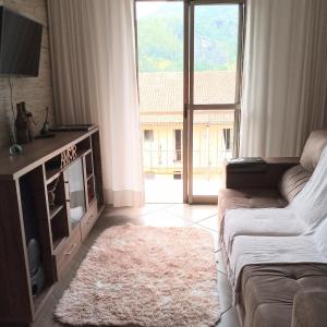 Apartamento dentro de condomínio com vaga de garagem