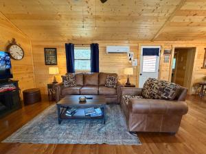 Bigfoot Bungalow - Hot Tub - Secluded RRG Retreat - 12 min to Natural Bridge - Close to trails & attractions - Private - peaceful