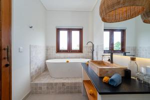 Villa Solaluna - Luxury 3BR with Pool near Nyanyi Beach & Luna Beach Club