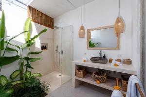 Villa Diana 4 - Brand New Luxury 2BR Villa with Pool near Nyanyi Beach