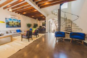 COSIJOPI · Spacious Colonial Home with Terrace