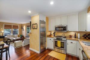 Heart Of Healdsburg - Wine Tastings Included