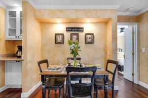 Heart Of Healdsburg - Wine Tastings Included