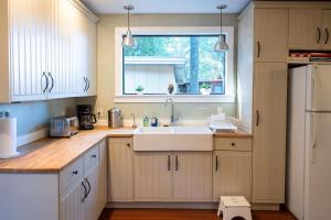 River Retreat - Hot Tub And Tastings Included
