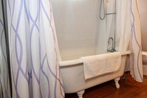 River Retreat - Hot Tub And Tastings Included