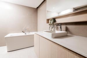 Duplex Liora 1BR PoolsGym Shuttle to Nai Harn