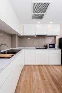 Duplex Liora 1BR PoolsGym Shuttle to Nai Harn