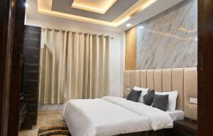 Rosewood 2BHK Near Mall Road w Mountain View