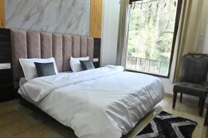 Rosewood 2BHK Near Mall Road w Mountain View