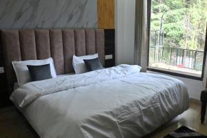 Rosewood 2BHK Near Mall Road w Mountain View
