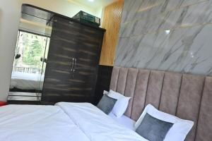 Rosewood 2BHK Near Mall Road w Mountain View