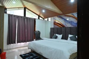 Plumwood 2BHK Near Mall Road w Mountain View