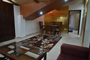 Plumwood 2BHK Near Mall Road w Mountain View