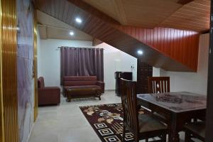 Plumwood 2BHK Near Mall Road w Mountain View