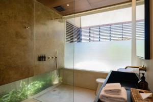 Luxe Villa l 2 Pools l Rooftop l Walk to Beach