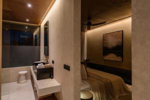 Luxe Villa l 2 Pools l Rooftop l Walk to Beach