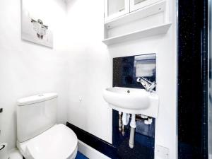 West Kensington Modern Couple Retreat