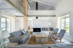 Contemporary Estate Among Vineyards In Mallorca