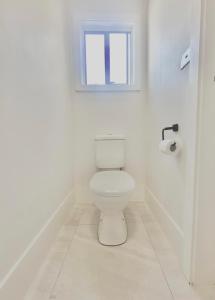 Beautiful Lakeview Retreat, Private Upper Level