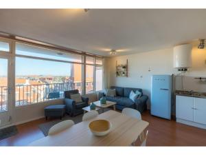 Romantic Coastal Retreat with Scenic Balcony