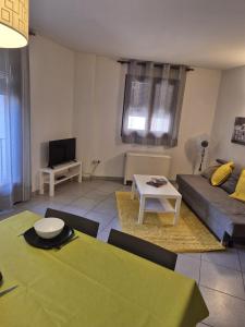 APT6 apartament amb ascensor al centre de Vic , ideal parelles APTGARBI