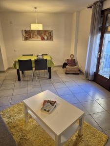 APT6 apartament amb ascensor al centre de Vic , ideal parelles APTGARBI